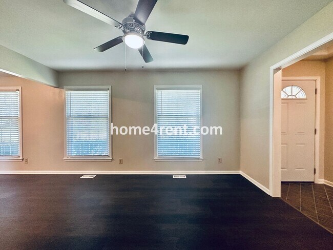 Foto del edificio - Cozy Ranch Home in Shawnee w/ Plenty of Natural Light, Wood Floors Throughout and an Updated Kitc...