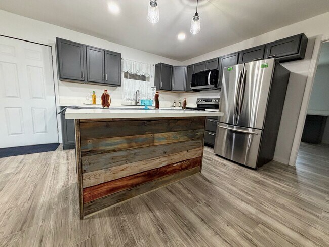 Foto del edificio - Available Now – Updated 3-Bed, 2-Bath Home in Iowa with Garage