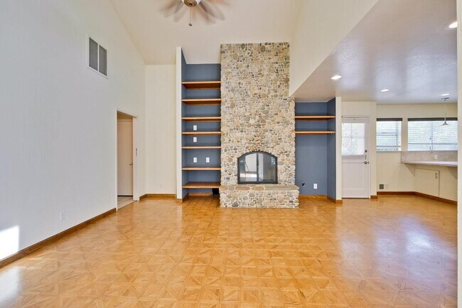 Building Photo - 579 Crawford Dr