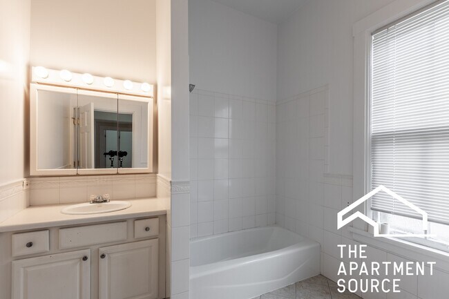 Foto del edificio - 4410 N Greenview Ave