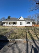 Building Photo - 702 W 1st St