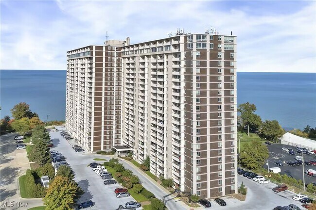 Foto del edificio - 12900 Lake Ave