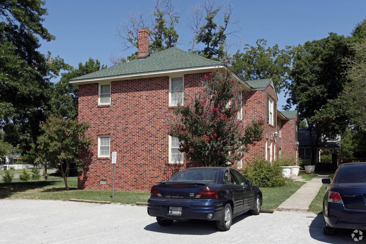 Building Photo - 1010-1012 Classen Blvd