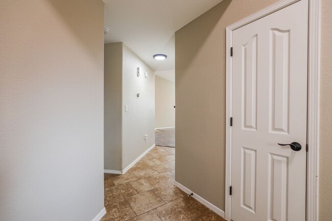 Building Photo - Spacious 3 Bedroom 2 Bath Home in Quiet Ne...