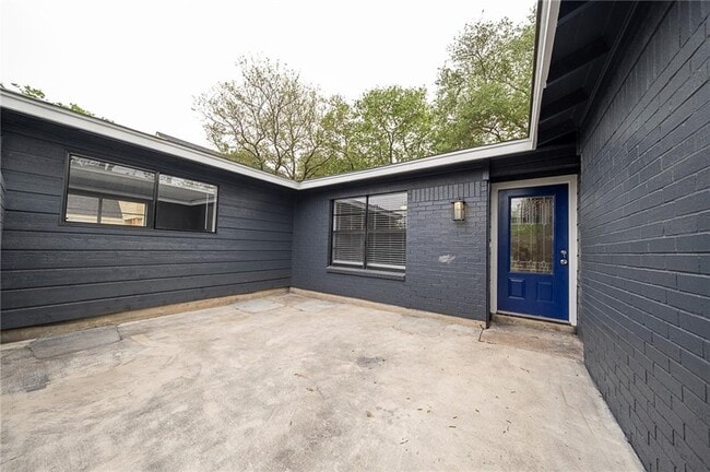 Building Photo - 2406 Glen Springs Way