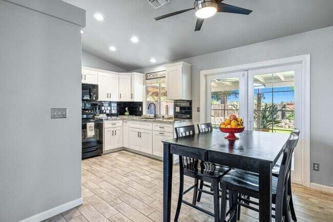 Foto del edificio - 7634 N Dearing Ave