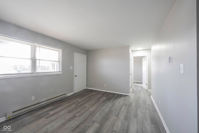 Building Photo - 570 US-52