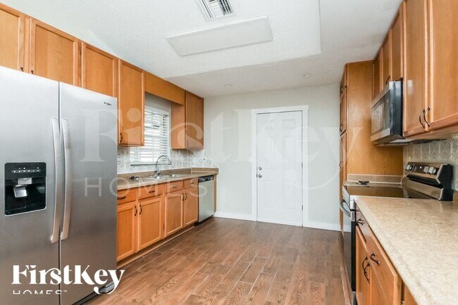 Foto del edificio - 1136 Creek Woods Cir