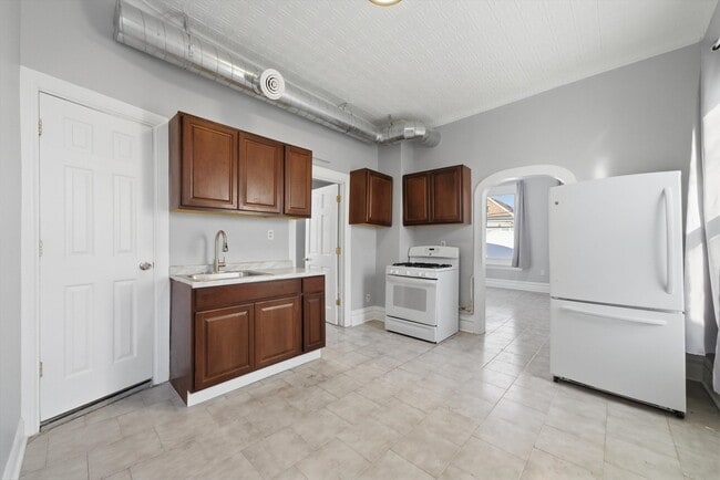 Building Photo - 2712 W 25th St