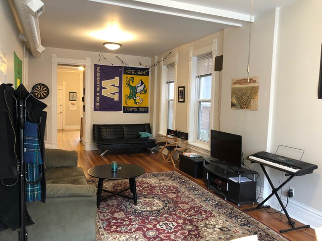 Foto del edificio - 1323 N Wicker Park Ave