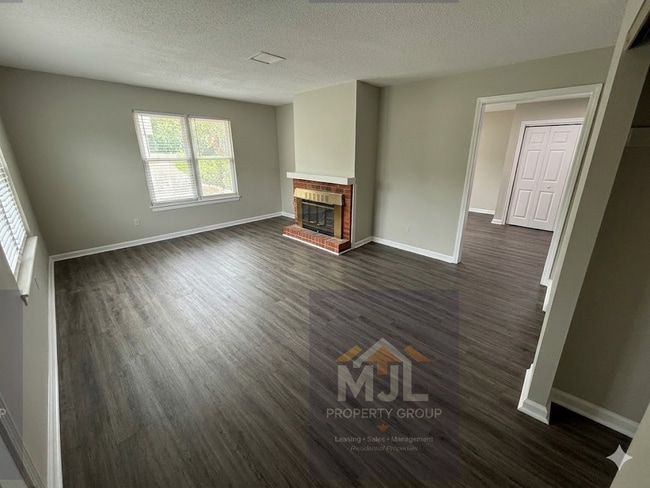 Building Photo - Renovated 2 Bedroom / 1 Bath Apartment W/ 1 Car Garage