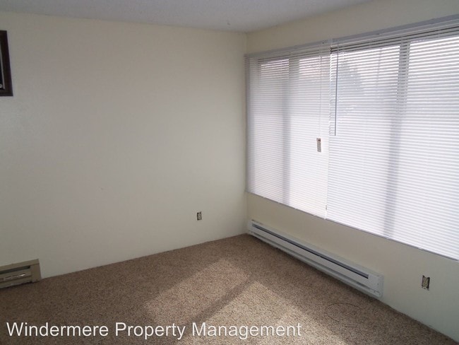 Building Photo - 215 E Whitman Dr