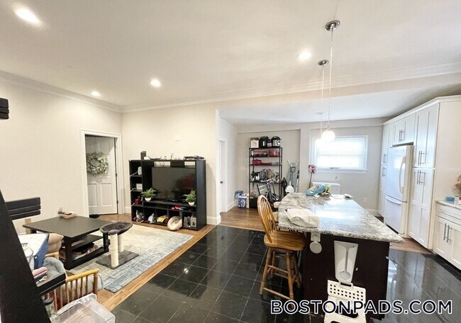 Building Photo - 32 Sumner St