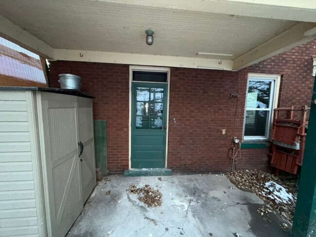 Building Photo - For Rent - 3 Bedroom 2 Bathroom