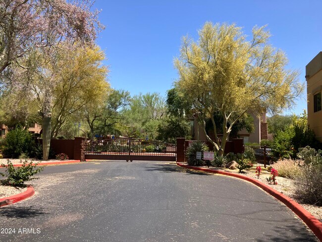 Foto del edificio - 16801 N 94th St