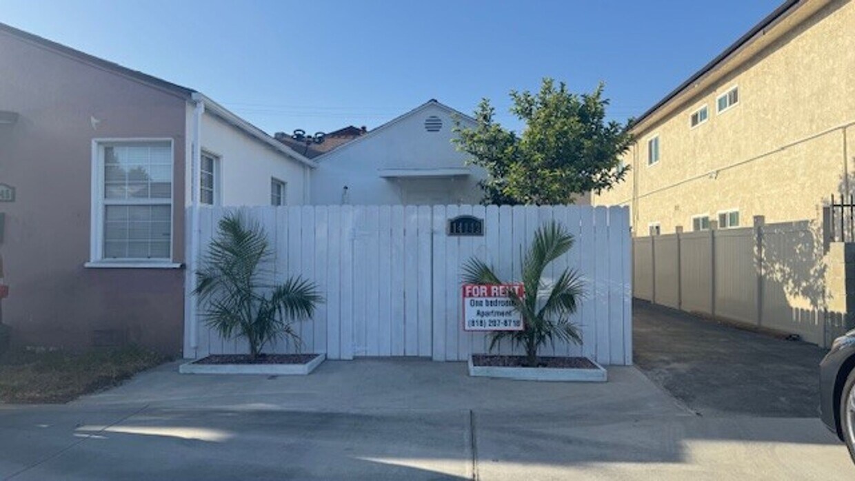 Foto principal - Nicely Updated Home with Enclosed Front Yard