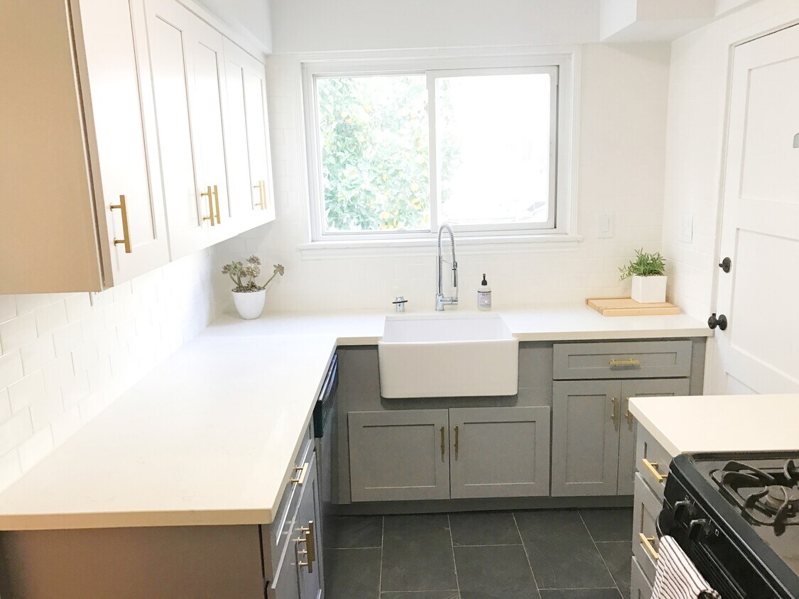 Foto principal - 1259 S Cloverdale Ave