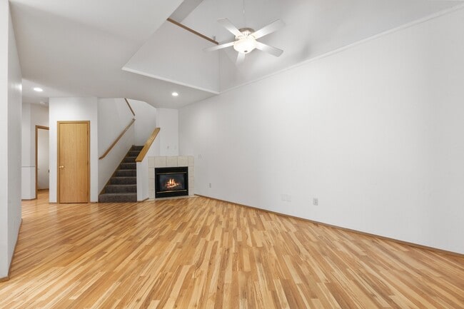 Building Photo - Spacious Townhome with Fenced In Back Yard