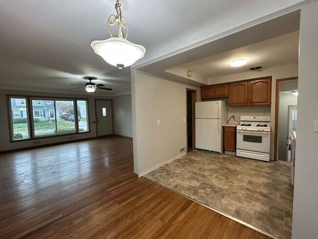 Foto del edificio - Looking for a place that actually feels like home (without breaking the bank)? This 3 bed / 1 bat...