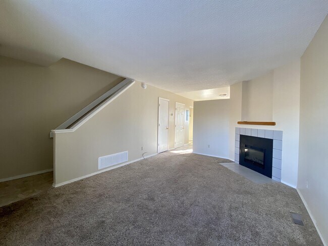 Building Photo - 521 Comanche Village Dr