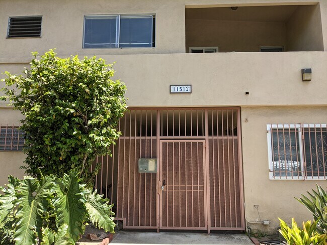 Privado - 11512 Ohio Ave
