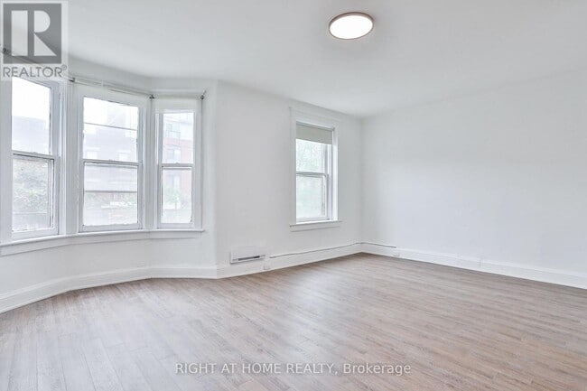 Building Photo - 548 College St