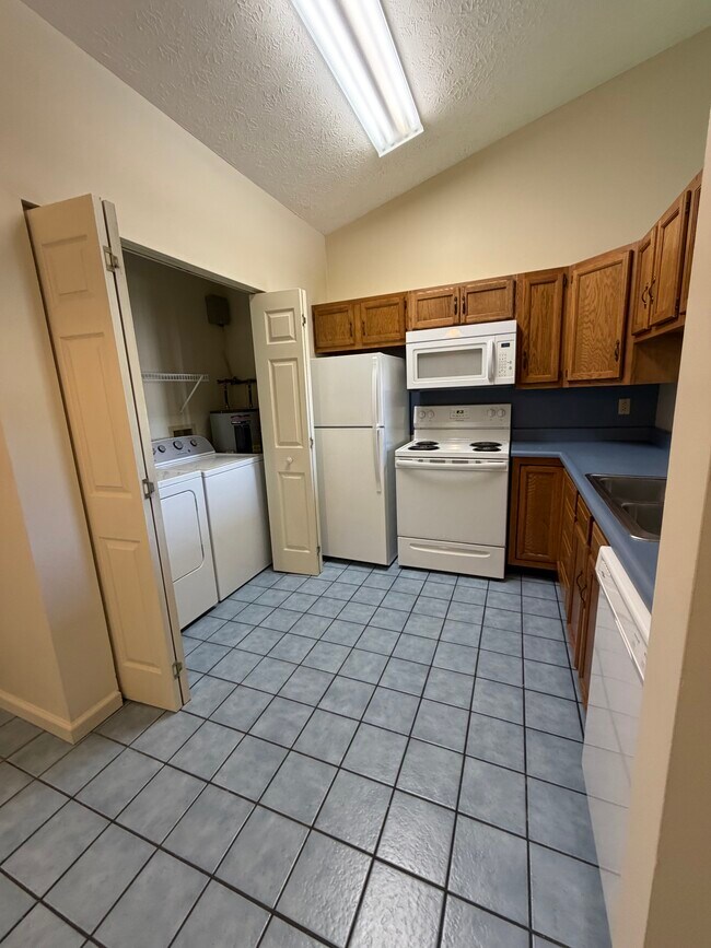 Foto del edificio - 150 Cypress Dr