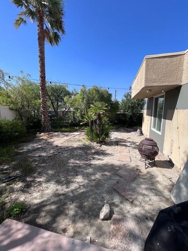 Foto del edificio - North Palm Springs Beauty $300 off first m...