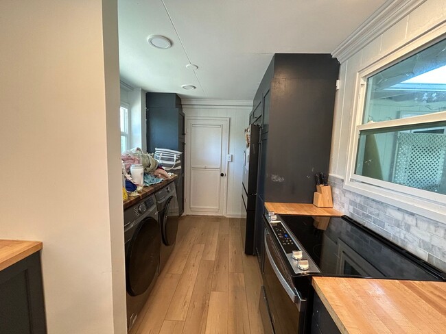 Foto del edificio - Beautifully Renovated Kailua Home | Walk t...