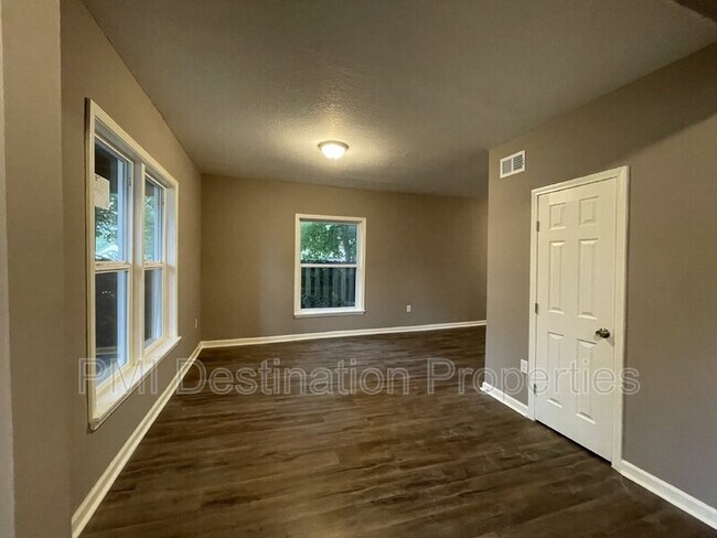 Foto del edificio - 8405 Kickapoo St