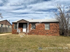 Building Photo - 717 NE 34th Terrace