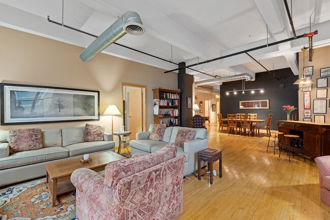 LIVNG ROOM/DIINING ROOM COMBO. GREAT FOR ENTERTAINING - 730 N Plankinton Ave