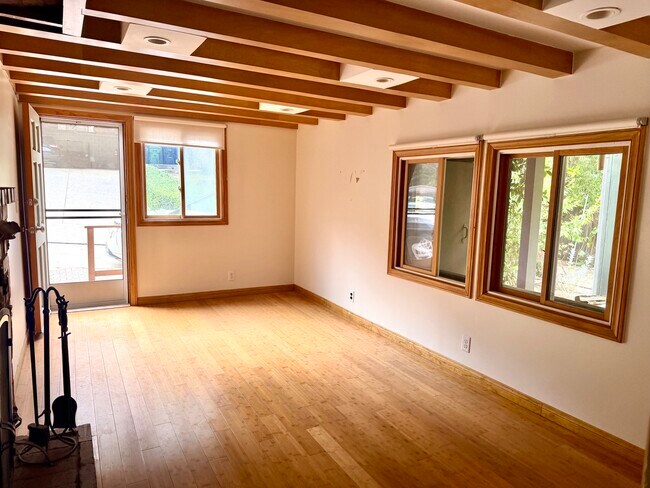 Foto del edificio - 2160 Stanley Hills Dr
