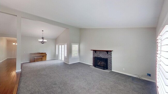 Building Photo - Beautiful Remodeled 3 Bedroom 2 Bathroom H...