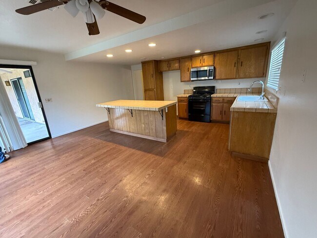 Foto del edificio - Victorville- Spring Valley Lake, 3 Bedrooms 2 bathrooms, New Paint