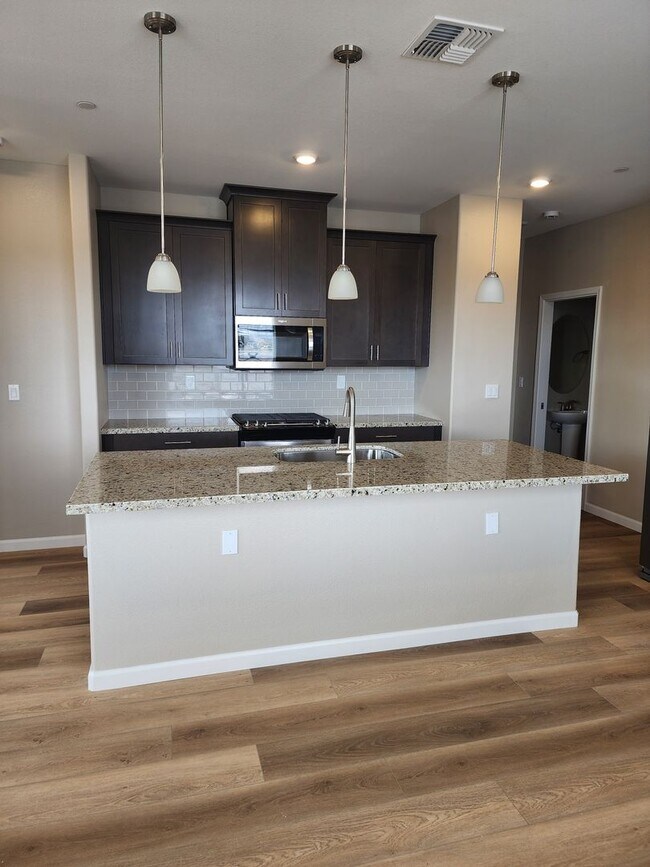 Foto del edificio - 4/2.5 Modern & Beautiful Townhome in Minden