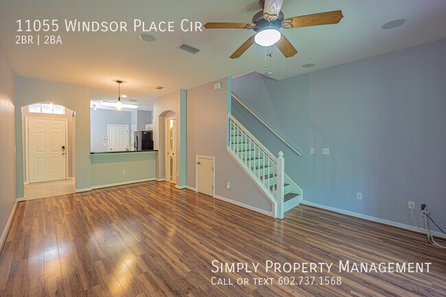 Building Photo - Spacious 2 bedroom 2.5 bathroom Townhouse!
