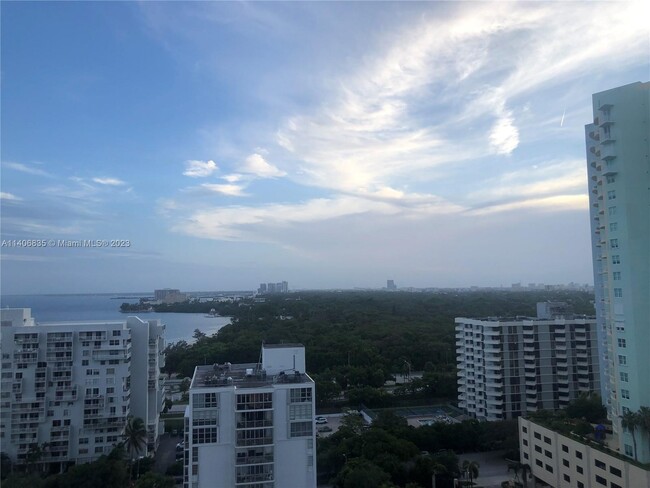 Foto del edificio - 2451 Brickell Ave