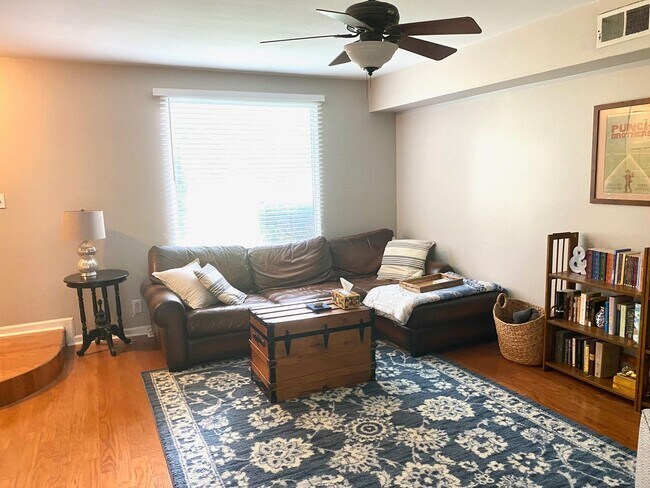 Building Photo - 2 Bed, 1.5 Bathroom Townhome with 2 Vehicl...