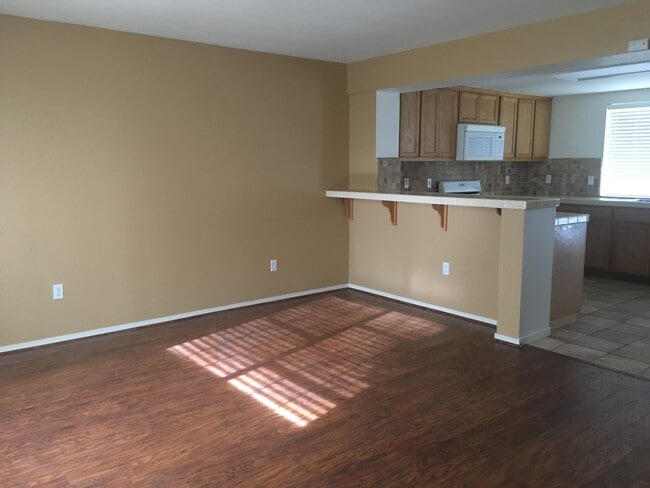 Building Photo - Split Level 4 Bedroom  2.5 Bath Town Home