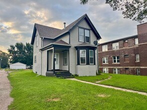 Building Photo - 916 S Paxton St