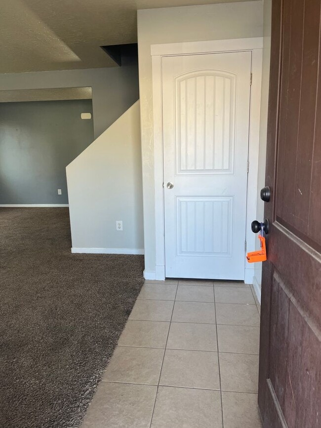Building Photo - 3 Bedroom 2 1/2 Bath