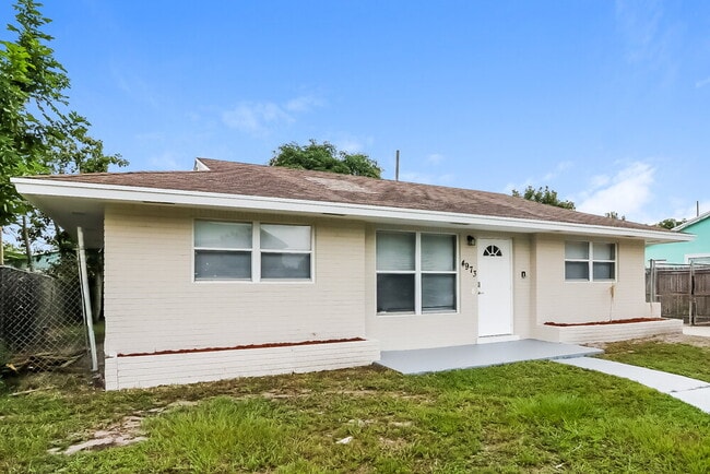 Foto del edificio - 4973 Elmhurst Rd
