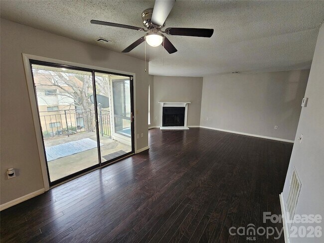 Foto del edificio - 4811 Spring Lake Dr