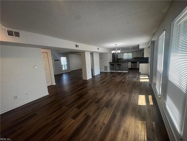 Foto del edificio - 4033 Foxwood Dr