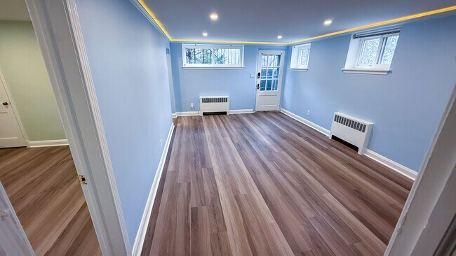 Living/Den - 2207 Sulgrave Ave