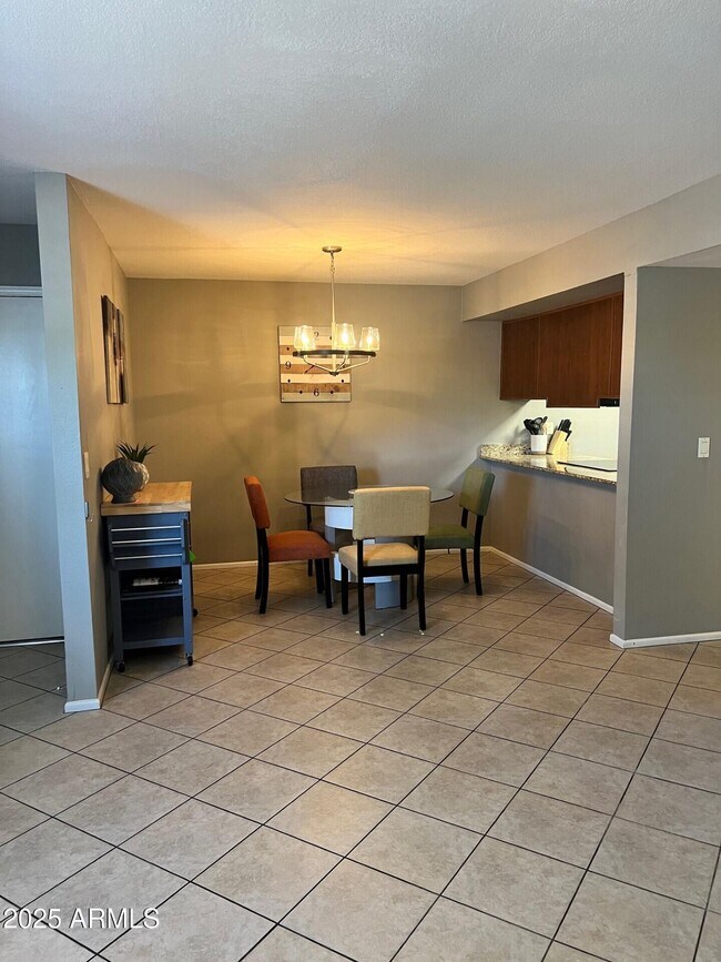 Foto del edificio - 1402 E Guadalupe Rd