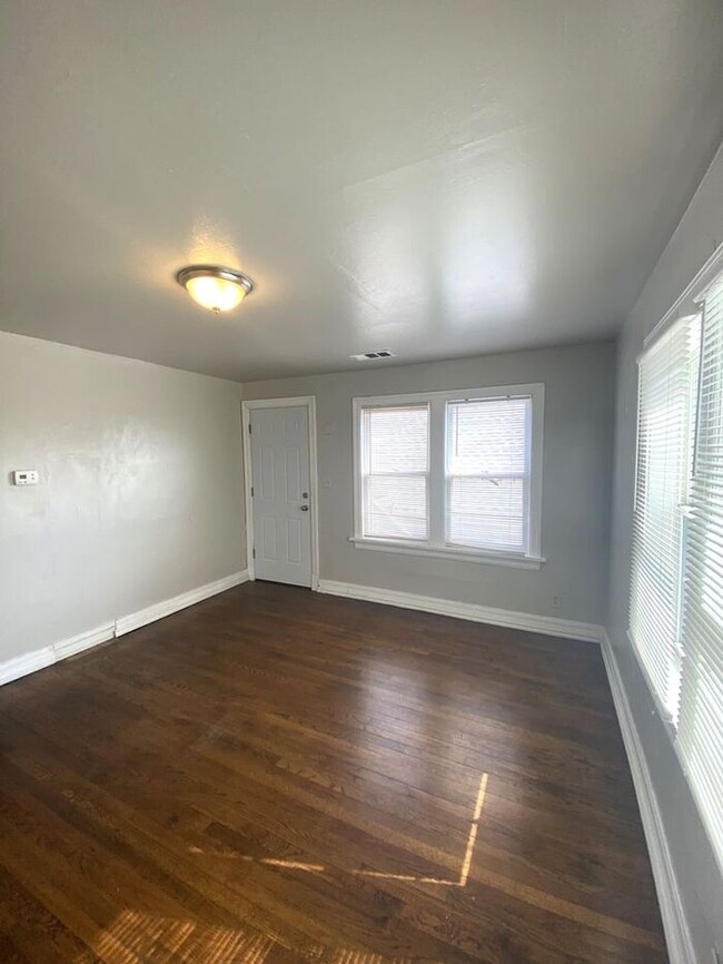 Building Photo - Upstairs 1 bed 1 bath in Linwood Place Add...