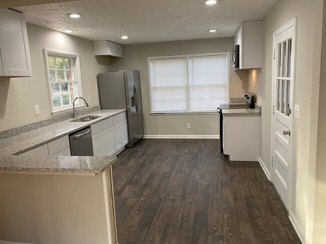 Foto del edificio - Charming 3-Bed, 2-Bath Ranch in Decatur with Fenced Yard!