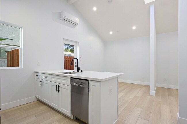 Foto del edificio - 2495 N Gower St